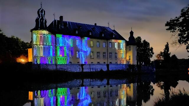 Lichtspiel an der Fassade des Hochschlosses