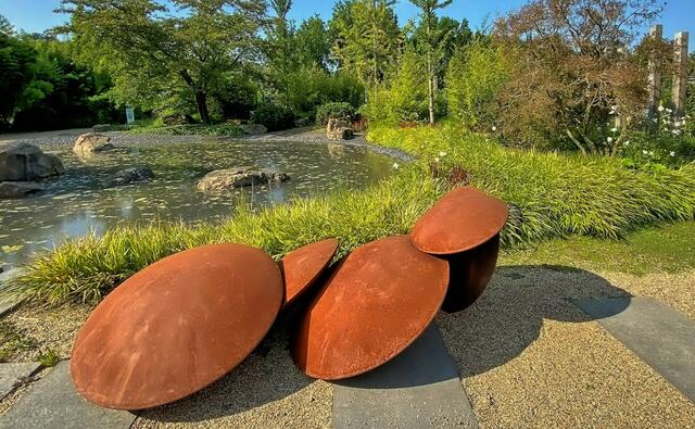 Mustergarten "Ost trifft West" mit Skulptur von Thomas Schönauer