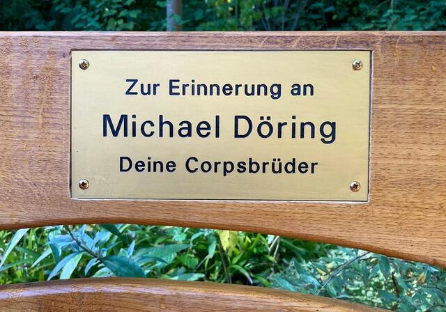 Schild: Bänke erinnern an M, Döring, er war ein treuer Zoobesucher,