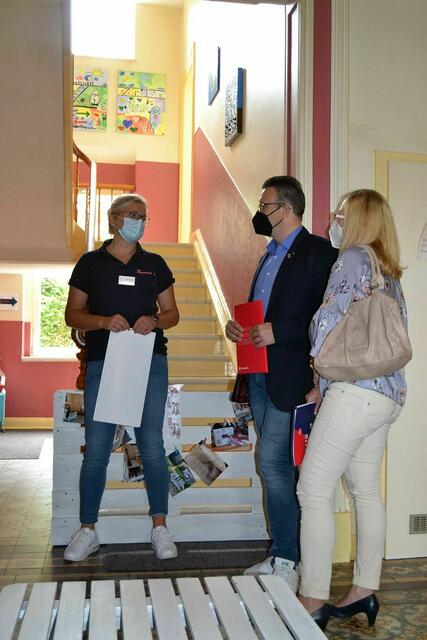 Tatjana Hegmann-Thomas im Gespräch mit dem Bürgermeister und seiner Gattin.
Foto: Johanniter/Sabine Eisenhauer