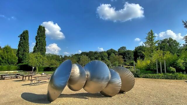 Skulptur "Cultivator" von Thomas Schönauer im Areal vor dem Schlosspark