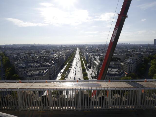 Zum Kunstwerk wurde der Arc de Triomph in Paris. Hier der Blick von der Baustelle.