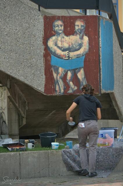 1. Maltag
Aber nun zum eigentlichen Bild. Zu sehen sind zwei Personen, spärlich bis gar nicht bekleidet. Sieht interessant aus, aber sagt mir noch nicht wirklich etwas ...

1st painting day
But now to the actual picture. You can see two people, scantily dressed or not at all. Looks interesting, but doesn't really tell me anything yet ... | Foto: Samara Blue Urbex Art