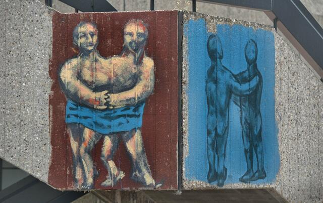 1. Maltag
Wie immer bleibe ich ein wenig im Hintergrund. Ich wollte ja niemanden stören. Im Nachhinein bedauere ich das, denn die meisten Künstler hatten gar nichts dagegen, wenn man ihnen mal über die Schulter fotografiert hat. Das nächste Mal 🙂

1st painting day
As always, I stay a little in the background. I didn't mean to bother anyone. In retrospect, I regret that because most of the artists didn't mind if someone took a photo over their shoulder. The next time 🙂 | Foto: Samara Blue Urbex Art