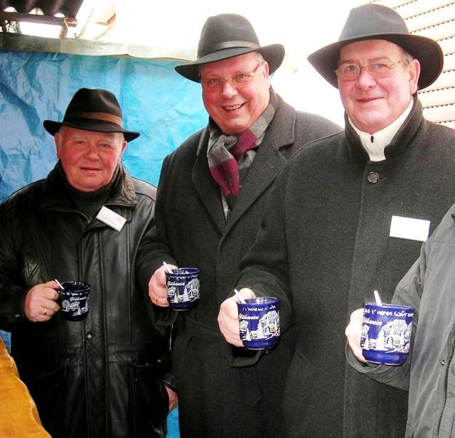 Uli Klein beim Weihnachtsmarkt als Losverkäufer