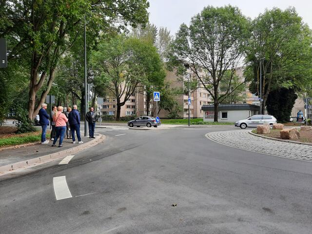 Vertreter von Tiefbauamt und Stadtbezirkspolitik bei der Präsentation des neuen Kreisels.