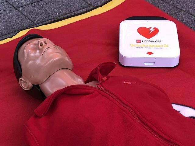 Ab Montag, 20. September, startet die „Woche der Wiederbelebung“ und das Deutsche Rote Kreuz im Kreis Mettmann ist mit dabei. Unter dem Motto „Prüfen – Rufen – Drücken“ geht es auf dem Markt in Mettmann und Velbert-Langenberg um die richtigen Reanimationsmaßnahmen und um das Ausprobieren. Denn: Jeder kann Leben retten – auch in Corona-Zeiten.