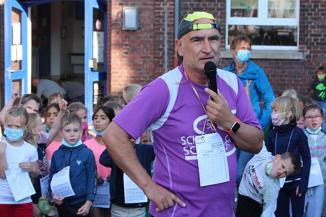 Foto © Jürgen Thoms - Bunt gemixt aus der Serie: Start frei für den Sponsorenlauf 2021 an der Schillerschule Unna - Schulleiter Matthias Landsberg