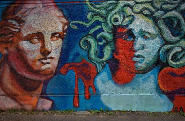 "Es ist gewissermaßen ein Punkt, an dem wir unsere kollektiven Versionen von Angst und Verlangen zum Ausdruck bringen: ein Symbol für die Wut der Frauen und gleichzeitig eine Figur, die von den patriarchalen Kräften selbst sexualisiert wurde, die sich rächen will." Alexandros Tsakonas

«Κατά μία έννοια, είναι ένα σημείο στο οποίο εκφράζουμε τις συλλογικές μας εκδοχές φόβου και επιθυμίας: σύμβολο θυμού των γυναικών και ταυτόχρονα μια φιγούρα που έχει σεξουαλικοποιηθεί από τις ίδιες τις πατριαρχικές δυνάμεις, ζητώντας εκδίκηση». Αλέξανδρος Τσάκωνας
 | Foto: Samara Blue Urbex Art