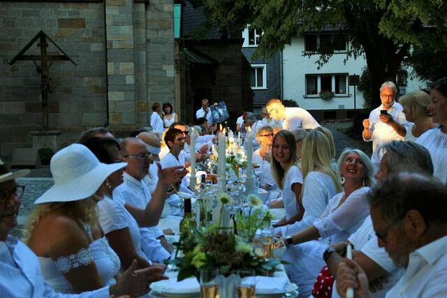 Die Tradition des Diner En Blanc (veranstaltet vom StadtMarketing) reicht auch vor die Corona-Zeiten zurück. Foto: Archiv StadtMarketing Menden