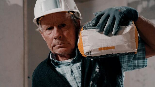 Mit 78 auf dem Bau noch Säcke schleppen: Im Wahl-Clip der IG BAU dreht sich alles ums Thema Rente. Ein „Marathon-Schufter“ zeigt, wie es nicht laufen darf: www.igbau.de/Arbeit-wählen. Die Gewerkschaft startet damit ihren „Lockruf in die Wahlkabine“. Denn: „Eine sichere und gute Rente ist wählbar – am 26. September. Bei der Bundestagswahl geht es immerhin auch darum, zwei Kreuze für das Leben nach der Arbeit zu machen“, so IG BAU-Chef Robert Feiger.