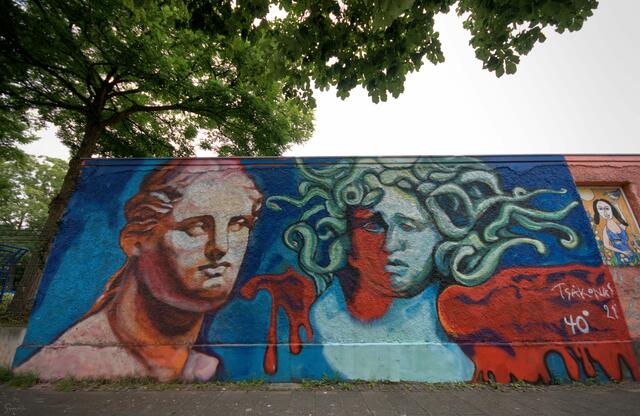 "In einer solchen Gesellschaft kommen Vergewaltigungsopfer heute, um ihre Beschwerden einzureichen. In einer Gesellschaft, die die ′′ tapferen Männer ′′ lobt und belohnt und die Opfer nicht nur verdächtig sieht, sondern beschuldigt und bestraft! Ich wünsche allen Menschen, die sich gegen ihre Dämonen einsetzen, guten Mut! Wir werden bei dir sein!" Alexandros Tsakonas

"Σε μια τέτοια κοινωνία, τα θύματα βιασμού έρχονται σήμερα για να καταθέσουν τα παράπονά τους. Σε μια κοινωνία που επαινεί και επιβραβεύει τους" γενναίους "και όχι μόνο βλέπει τα θύματα ως ύποπτα, αλλά τα κατηγορεί και τα τιμωρεί! Εύχομαι σε όλους τους ανθρώπους που αντιτίθενται χρησιμοποιήστε τους δαίμονές τους, καλό κουράγιο! Θα είμαστε μαζί σας! " Αλέξανδρος Τσάκωνας | Foto: Samara Blue Urbex Art