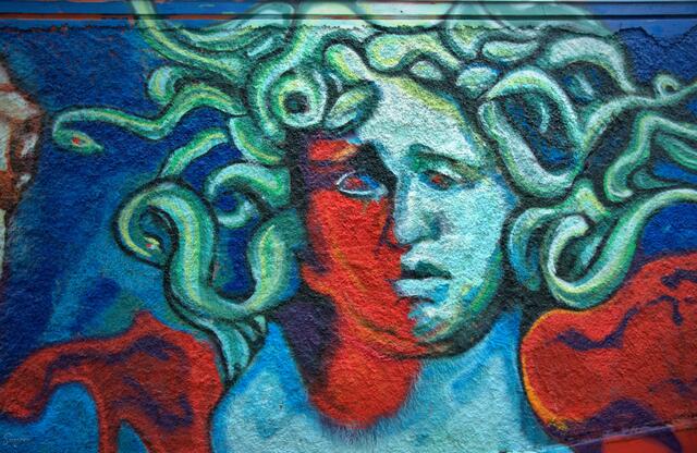 "Die Medusa die Meerjungfrau mit Haarschlangen war ein sexualisiertes Symbol der weiblichen Wut. Sie wurde von Poseidon vergewaltigt und anstelle der Schutzgöttin Athena, die ihren Platz einnahm, verwandelte er sie zur Strafe in ein Monster. In späteren Mythen tötete Perseus ein selbst verbanntes Vergewaltigungsopfer, das für ihr eigenes Leiden auf die schlimmste Weise bestraft worden war.
Es ist die Geschichte einer starken Frau, die von einer patriarchalischen Gesellschaft vergewaltigt, dämonisiert und dann getötet wird." Alexandros Tsakonas

"Η Μέδουσα η γοργόνα με φίδια μαλλιών ήταν ένα σεξουαλικό σύμβολο γυναικείου θυμού. Βιάστηκε από τον Ποσειδώνα και αντί της προστατευτικής θεάς Αθηνάς, που πήρε τη θέση της, την μετέτρεψε σε τέρας ως τιμωρία. Σε μεταγενέστερους μύθους ο Περσέας σκότωσε έναν θύμα βιασμού που είχε εξοριστεί, που είχε τιμωρηθεί με τον χειρότερο δυνατό τρόπο για τα δικά της βάσανα.
Είναι η ιστορία μιας ισχυρής γυναίκας που βιάζεται, δαιμονοποιείται και στη συνέχεια σκοτώνεται από μια πατριαρχική κοινωνία. "Αλέξανδρος Τσακόνα | Foto: Samara Blue Urbex Art