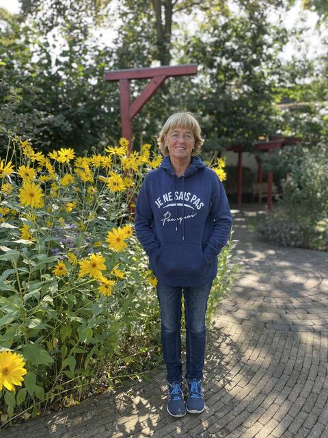 Pfarrerin Elke Voigt im Sinnesgarten der Erlöserkirche. Foto: Kirchenkreis Dinslaken