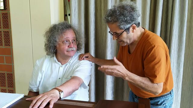 Auch bei den Theaterproben in Rahm kommt es im wahren Sinn des Wortes auf den richtigen Ton an. Pianist Hanns-Jürgen Eimer lauscht aufmerksam den Worten des Regisseurs.