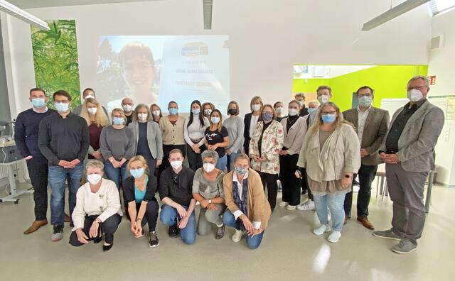 Großer Erfolg: Das Hönne-Berufskolleg des Märkischen Kreises in Menden erhält von Aileen Böckmann vom gemeinnützigen Verein „Trans-Fair“ virtuell die Urkunde als "Fairtrade-School". Foto: Hannah Heyn/Märkischer Kreis