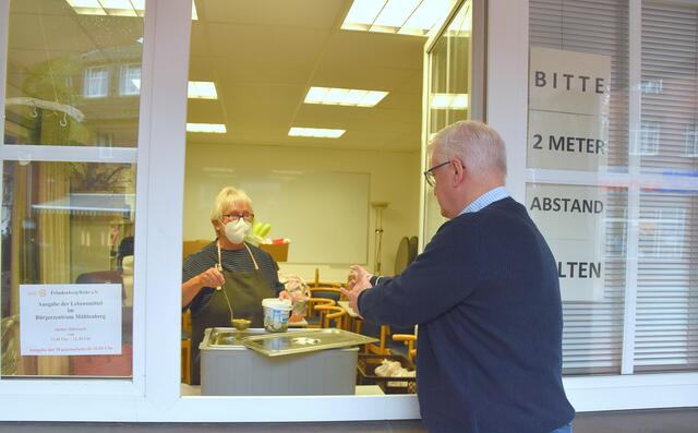 Nach der Sommerpause gibt es nun wieder jeden Donnerstag von 11 bis 12.30 Uhr durch ein offenes Fenster am Allee Café warme Suppe von der Tafel. Foto: peb