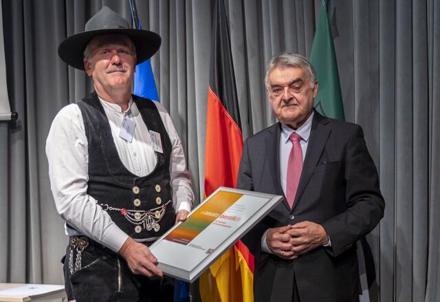 Minister Herbert Reul hat Mittwochabend (22. September 2021) auch die Rohlf Zimmerei GmbH aus Haltern am See ausgezeichnet. Foto: IM NRW Jochen Tack