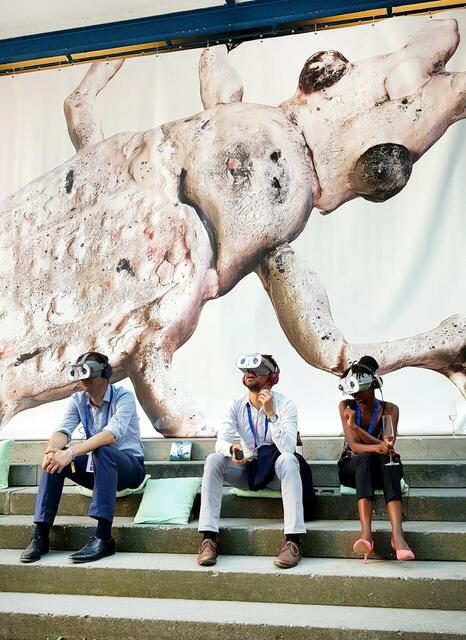 Im Kunstraum Gewerbepark-Süd in Hilden schlüpfen die Betrachter mit der Virtual-Reality-Brille in den Kopf der Insekten und erleben das Heilsversprechen von der anderen Seite: Klaffende Menschenmünder und überfüllte Zuchtstationen.