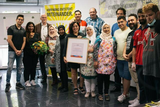 Der Verein Train of Hope Dortmund hat für das Projekt „Die Kochaktion von jungen Geflüchteten für Obdachlose“ beim Initiativen-Preis 2021 eine lobende Erwähnung bekommen. Am Donnerstag übergab das Paritätische Jugendwerk NRW den Preis bei einer
digitalen Veranstaltung. „Ich gratuliere zur verdienten Auszeichnung. In herausfordernden Zeiten haben Sie die Bedürfnisse der Kinder und Jugendlichen in den Mittelpunkt gestellt und mit großem Engagement, Flexibilität und Ideenreichtum dafür Sorge getragen, dass trotz schwieriger Rahmenbedingungen Angebote aufrechterhalten werden konnten“, hob NRW-Familienminister Joachim Stamp in seinem Grußwort hervor.