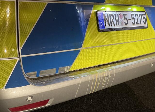 Dieses Einsatzfahrzeug wurde mit einem rohen Ei beworfen.