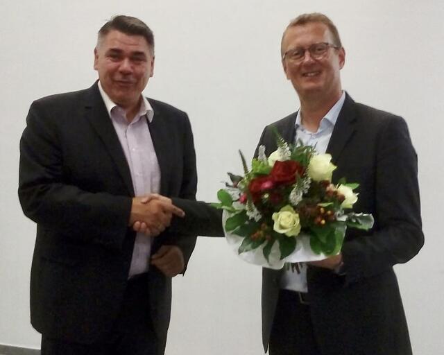 Landrat Mario Löhr hat keine Minute am Wahlsieg von Oliver Kaczmarek gezweifelt und vorsorglich schon mal ein Strauß Blumen besorgt, den er feierlich am Wahlabend überreichte.