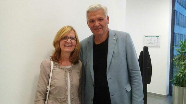 Hubert Hüppe kam mit seiner Ehefrau Ulrike ins Kreishaus. Er erhielt 24,8 Prozent der Erststimmen. Foto: Tobias Weskamp