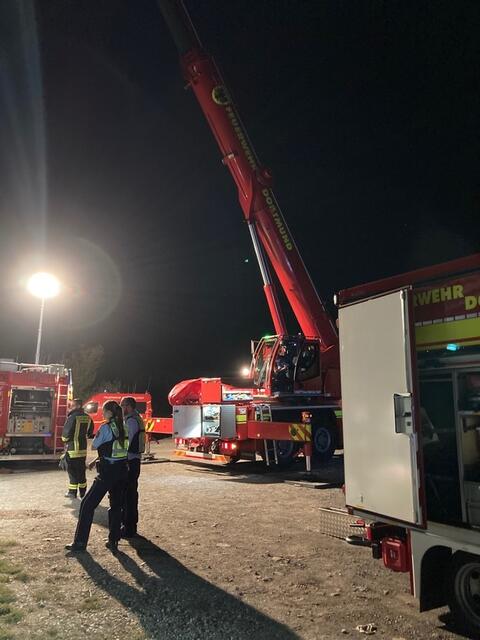 Der Kran der Feuerwehr Dortmund hebt den PKW aus dem Kanal