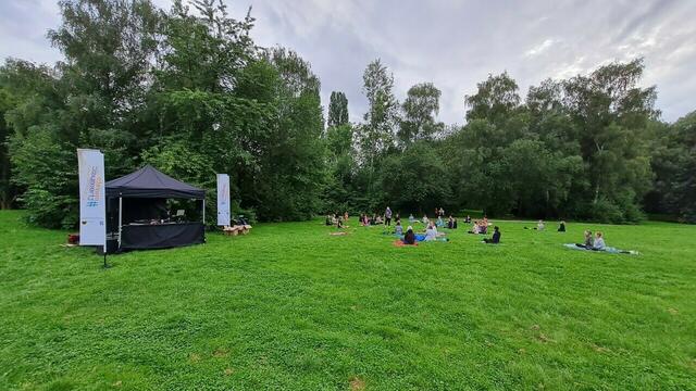 Yoga im Tremoniapark.