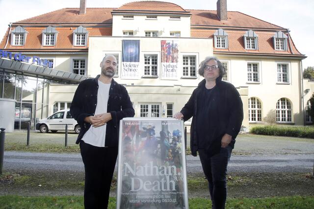 Der Choreograph Nir de Volff und Regisseur Philipp Preuss (v.l.) haben das Stück "Nathan.Death im Theater an der Ruhr mit individuellen Gedanken inspiriert.
Foto: Kerstin Bögeholz / Funke FotoServices