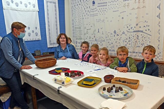 18 Vorschulkinder des Kindergarten St. Matthäus Wulfen konnten jetzt im Wulfener Heimathaus auf Entdeckungstour gehen.  | Foto: Bludau