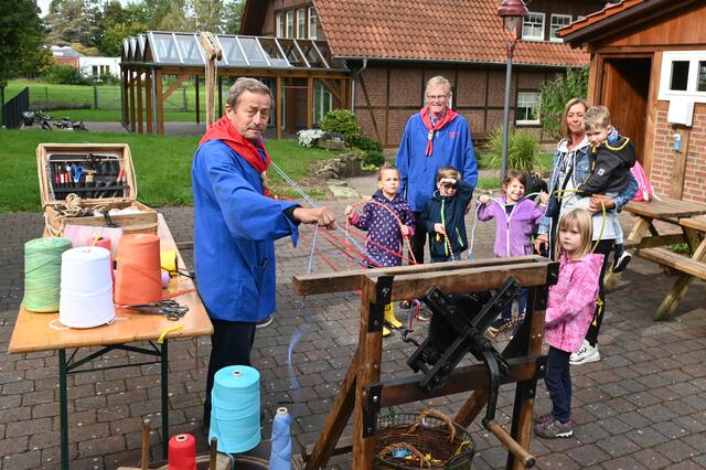 18 Vorschulkinder des Kindergarten St. Matthäus Wulfen konnten jetzt im Wulfener Heimathaus auf Entdeckungstour gehen.  | Foto: Bludau