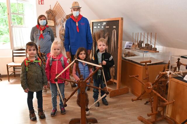 18 Vorschulkinder des Kindergarten St. Matthäus Wulfen konnten jetzt im Wulfener Heimathaus auf Entdeckungstour gehen.  | Foto: Bludau