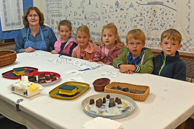 18 Vorschulkinder des Kindergarten St. Matthäus Wulfen konnten jetzt im Wulfener Heimathaus auf Entdeckungstour gehen.  | Foto: Bludau
