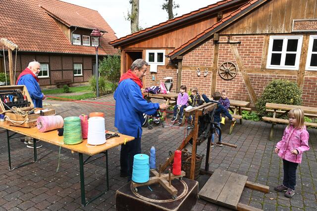 18 Vorschulkinder des Kindergarten St. Matthäus Wulfen konnten jetzt im Wulfener Heimathaus auf Entdeckungstour gehen.  | Foto: Bludau