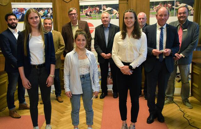 (v.l.) Bastian Hirschfelder (Förderrat, CDU), Ronja Buddenkotte, Detlef Kaziur (Präsident des JC 66 Bottrop), Peter Efing (Förderrat, ELE), Helen Habib, Jürgen Schajor (Förderrat, SPD), Agatha Schmidt, Dr. Peter Scheidgen (Vorsitzender, Bottroper Sportbund), Oberbürgermeister Bernd Tischler, Andreas Pyrchalla (Förderrat, Sparkasse). Foto: Stadt Bottrop