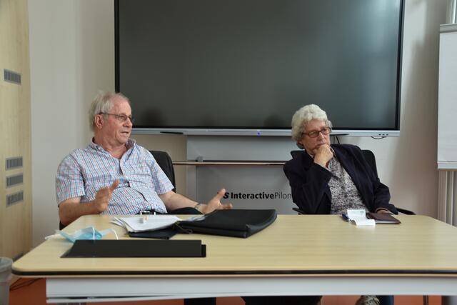 Die  Geschwister Dr. Gerhard Gräwe und Renate Heine wurden von Stadtarchivar Dr. Ahland eingeladen, um darüber zu berichten, was ihnen über Pfarrer Pohl in Erinnerung geblieben ist. Foto: DIeter Klussmann