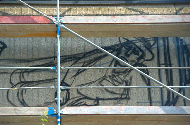 1. Maltag
Mit einem Blick auf die Skizze des völlig entspannten Beuys beende ich langsam den ersten Maltag mit höchst unterschiedlichen Erkenntnissen. Noch ist viel Zeit und Rom wurde ja auch nicht an einem Tag erbaut.

1st painting day
With a look at the sketch of the completely relaxed Beuys, I slowly end the first day of painting with very different insights. There is still a lot of time and Rome wasn't built in a day either. | Foto: Samara Blue Urbex Art