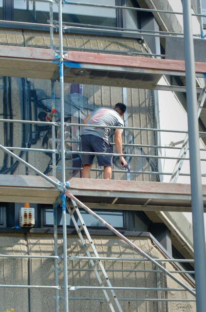 1. Maltag
Nun ja, ein schöner Rücken kann auch entzücken. Da ich das "Making Off" dokumentieren wollte, gehört dieses Bild auch dazu.

1st painting day
Well, a beautiful back can also delight. Since I wanted to document the "Making Off", this picture is one of them. | Foto: Samara Blue Urbex Art