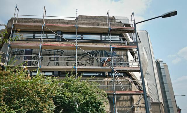 1.Maltag
Wie alles begann ...
Viel Gerüst, viel Grün und schwarze Striche. Wieder einmal wird mir bewusst, dass Ungeduld  auch nicht weiter hilft. Was ist so schlimm daran, dass ich nicht auf den ersten Blick erkennen kann, was da gemalt wird?

1st painting day
How it all started ...
Lots of scaffolding, lots of green and black lines. Once again I realize that impatience doesn't help either. What is so bad about it that I cannot see at first glance what is being painted? | Foto: Samara Blue Urbex Art