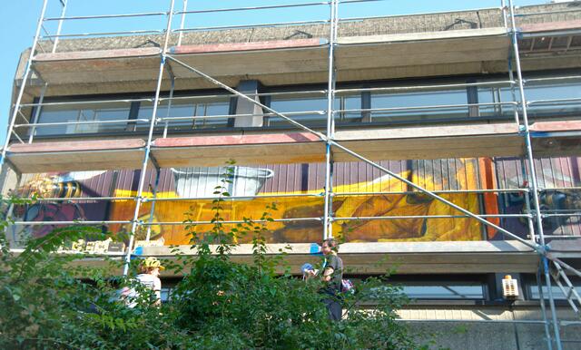 3. Maltag
Nun gibt es keine Zweifel mehr daran, was hier dargestellt worden ist. Auch wenn die Künstler nicht explizit auf Beuys "Honigpumpe am Arbeitsplatz" hinweisen, drängt sich für mich dieser Vergleich schnell auf. Denn in der Zwischenzeit habe ich meine Beuys Kenntnisse ein wenig aufgefrischt. :-)

3rd painting day
Now there is no longer any doubt as to what has been presented here. Even if the artists do not explicitly refer to Beuys "honey pump in the workplace", this comparison quickly comes to mind. Because in the meantime I have brushed up on my Beuys knowledge a little. :-) | Foto: Samara Blue Urbex Art