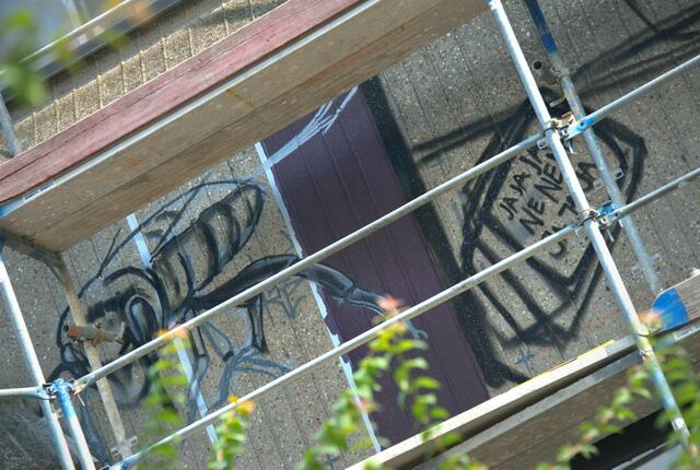 1. Maltag
Die Biene ist durch das Teleobjektiv schon gut zu erkennen. Nur was der Fernseher mit den Buchstaben soll muss ich wohl noch mal googlen ;-)

1st painting day
The bee can be seen well through the telephoto lens. I just have to google again what the television should with the letters ;-) | Foto: Samara Blue Urbex Art