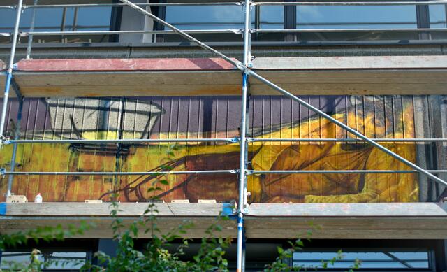 2. Maltag
Das Bild wirkt durch die unterschiedlichen honigfarbenen Töne ausgesprochen anziehend. Der Eindruck von zäh fließendem süßen Honig drängt sich auch ohne weitere Erklärung auf.

2nd painting day
The picture is extremely attractive due to the different honey-colored tones. The impression of thick flowing sweet honey comes to mind even without further explanation. | Foto: Samara Blue Urbex Art