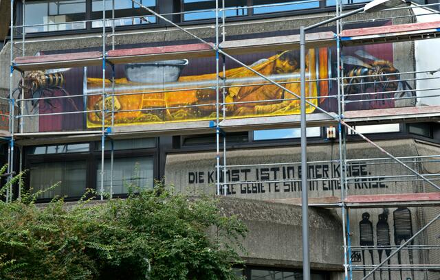 3. Maltag
Nun gibt es keine Zweifel mehr daran, was hier dargestellt worden ist. Auch wenn die Künstler nicht explizit auf Beuys "Honigpumpe am Arbeitsplatz" hinweisen, drängt sich für mich dieser Vergleich schnell auf. Denn in der Zwischenzeit habe ich meine Beuys Kenntnisse ein wenig aufgefrischt. :-)

3rd painting day
Now there is no longer any doubt as to what has been presented here. Even if the artists do not explicitly refer to Beuys "honey pump in the workplace", this comparison quickly comes to mind. Because in the meantime I have brushed up on my Beuys knowledge a little. :-) | Foto: Samara Blue Urbex Art