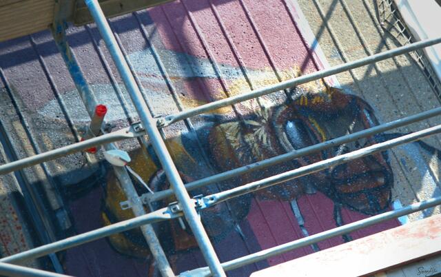 2. Maltag
Nun scheint auch Kerims zweite Biene fertig zum Abflug zu sein.

2nd painting day
Now Kerim's second bee also seems to be ready to take off. | Foto: Samara Blue Urbex Art