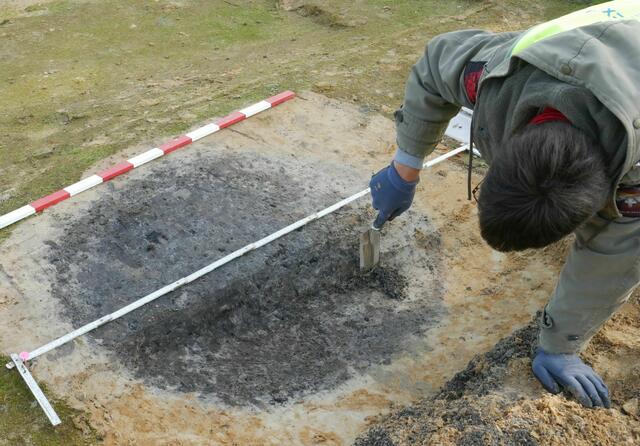 Eine mittelalterliche Pfostengrube wird untersucht, die mit viel Holzkohle vermengte Verfüllung könnte auf ein Brandereignis zurückgehen.
Foto: Fa. Eggenstein Exca