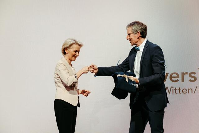 Präsident Martin Butzlaff verabschiedet sich von der Präsidentin der EU-Kommission Ursula von der Leyen.