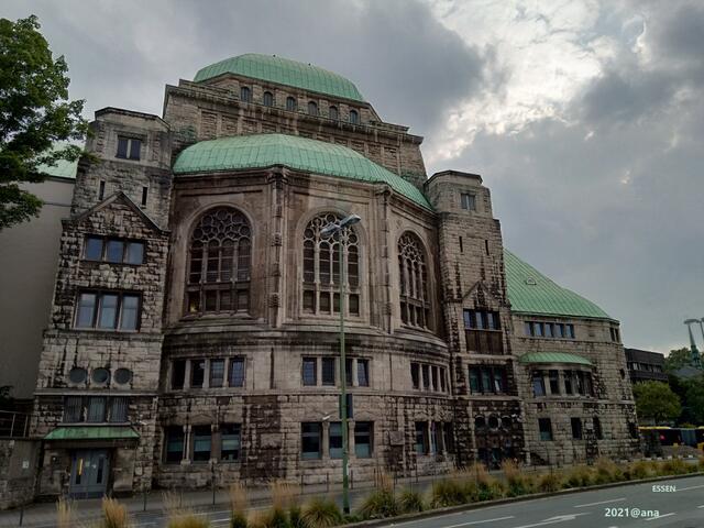 ...mitten in der Innenstadt...Synagoge und ...bisschen GRÜN