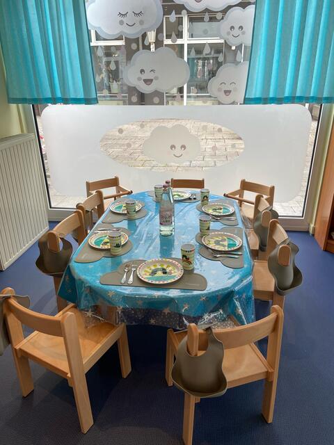 Die liebevoll zusammengestellte Sternchen-„Kantine“, an der bis zu neun Kinder Platz nehmen können. Alles ist kindgerecht, natürlich TÜV-zertifiziert und somit auch eine aufwändige Investition.
