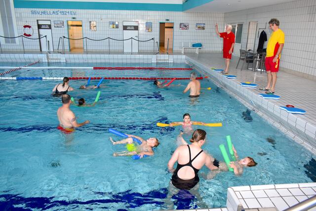Hier lernen sechs Kinder aus Emmerich gerade das Schwimmen.